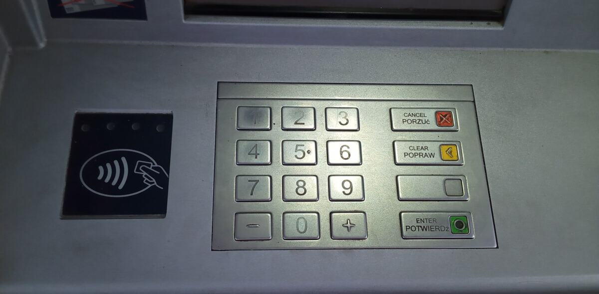 Już wyczyszczony bankomat przy Piłsudskiego4255629832112014868 n