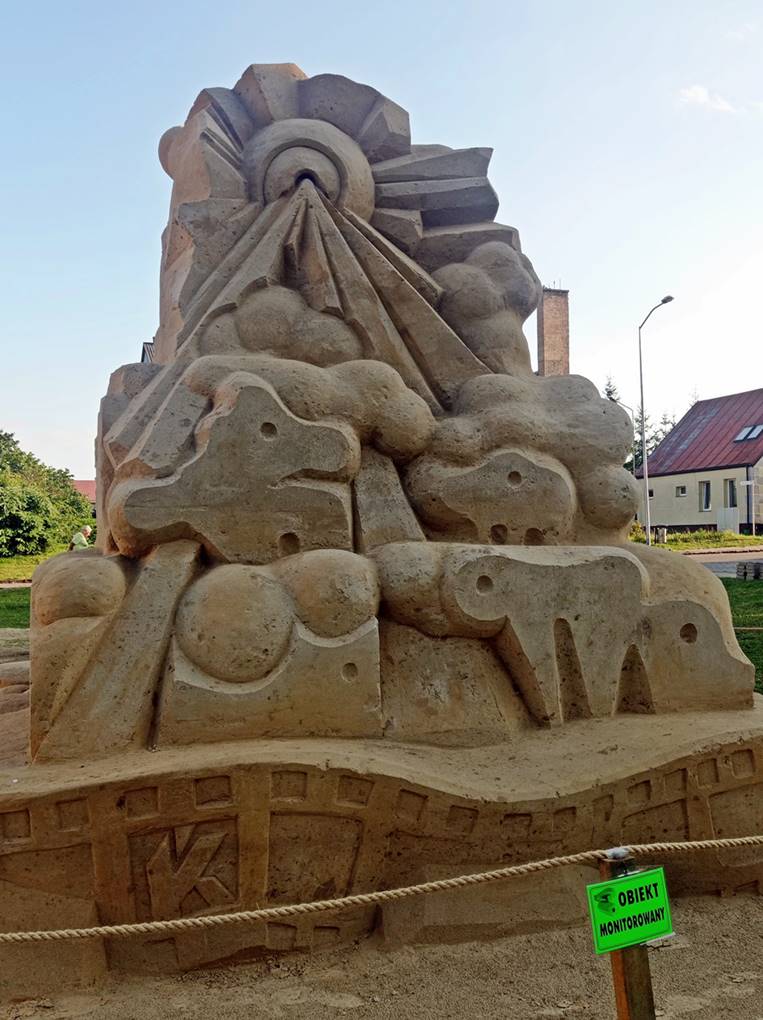 Rzeźba z piasku na plaży w Ińsku