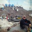 W tle beczki po gazie i ropie w drodze na Elbrus
