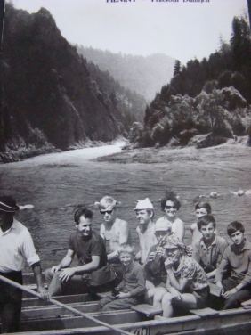 Spływ Dunajcem na pierwszych obozach. Mały Irek z rodzicami i innymi uczestnikami