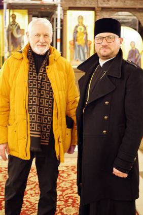 Viktor Dovnar i ksiądz Jarosław Biryłko