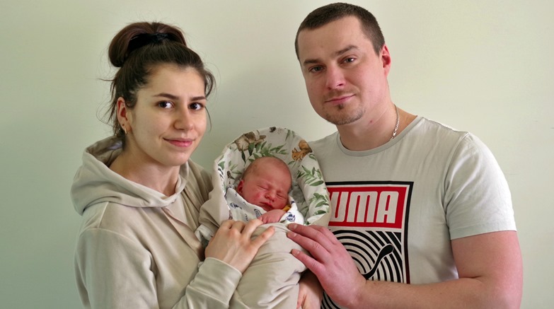 Urodzeni w lutym Leon Chodziutko z rodzicami