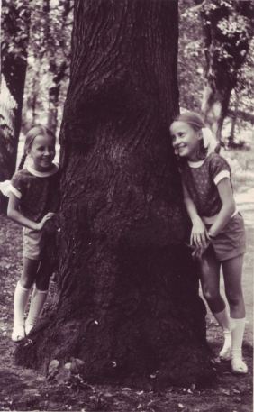 Jolanta Gurtowska (Żwereło) 1960 około z (po prawej) siostrą Mirosławą Żwereło (po ślubie Żwereło Woropaj, 1948 2019) Szczecin, Park Pomorzański