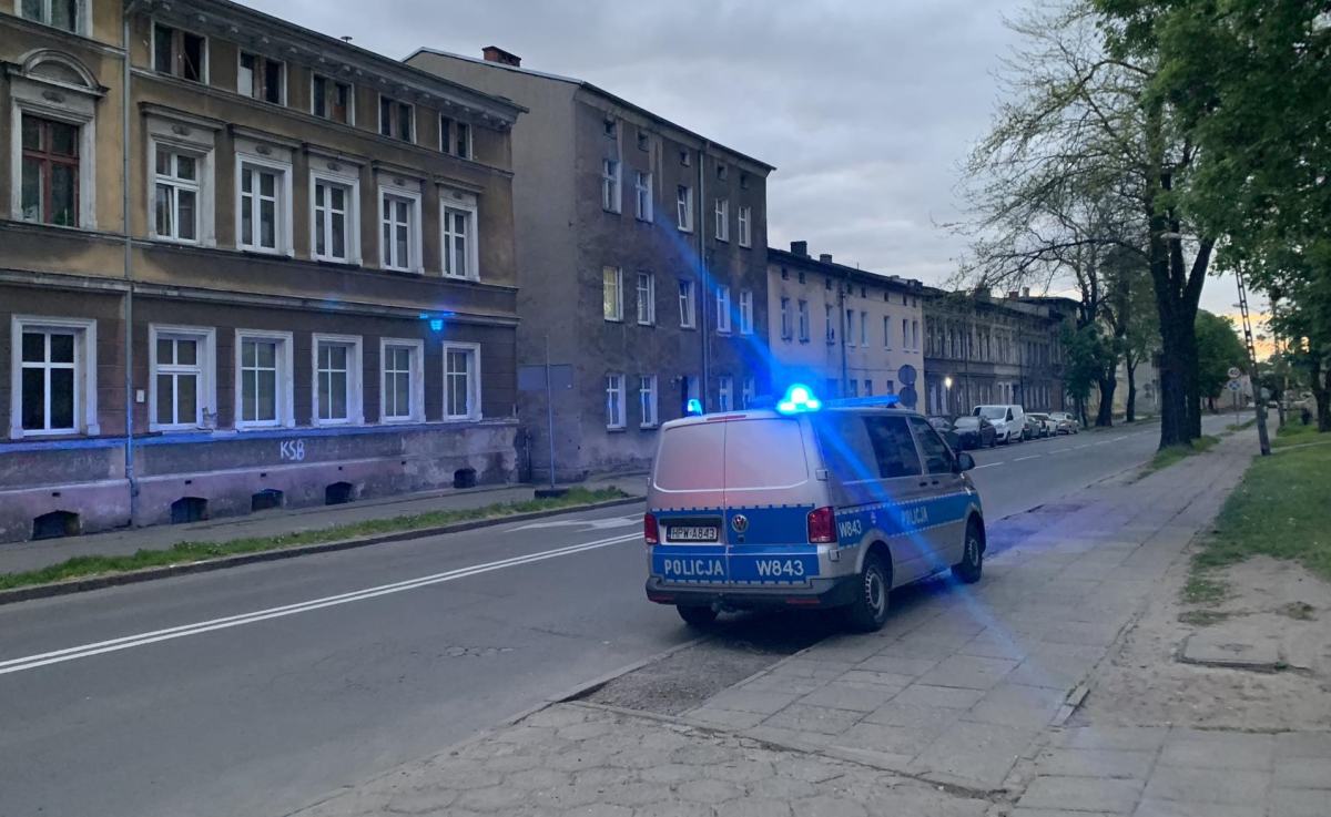 Radiowóz policyjny na ulicy Wojska Polskiego w Stargardzie