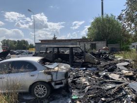 Pożar opon i aut przy ulicy Bydgoskiej w Stargardzie