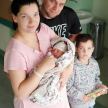 Aleksander syn Kataryny i Daniela z miejscowości Obryta urodził się 1 sierpnia 2023 roku (57 cm, 3650 g) o godzinie 21.50. Na zdjęciu z rodzicami i 6-letnim bratem Igorem.