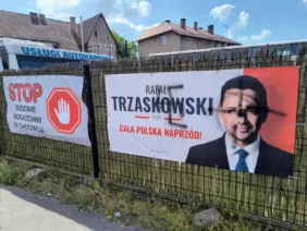Chociwel baner Trzaskowski swastyka