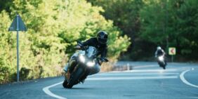 na motocyklach