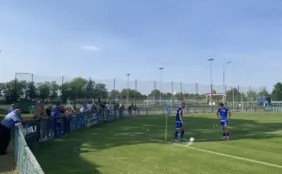 Błękitni Stargard i kibice na stadionie przy ulicy Ceglanej w Stargardzie