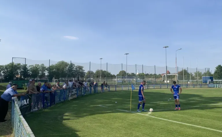 Błękitni Stargard i kibice na stadionie przy ulicy Ceglanej w Stargardzie